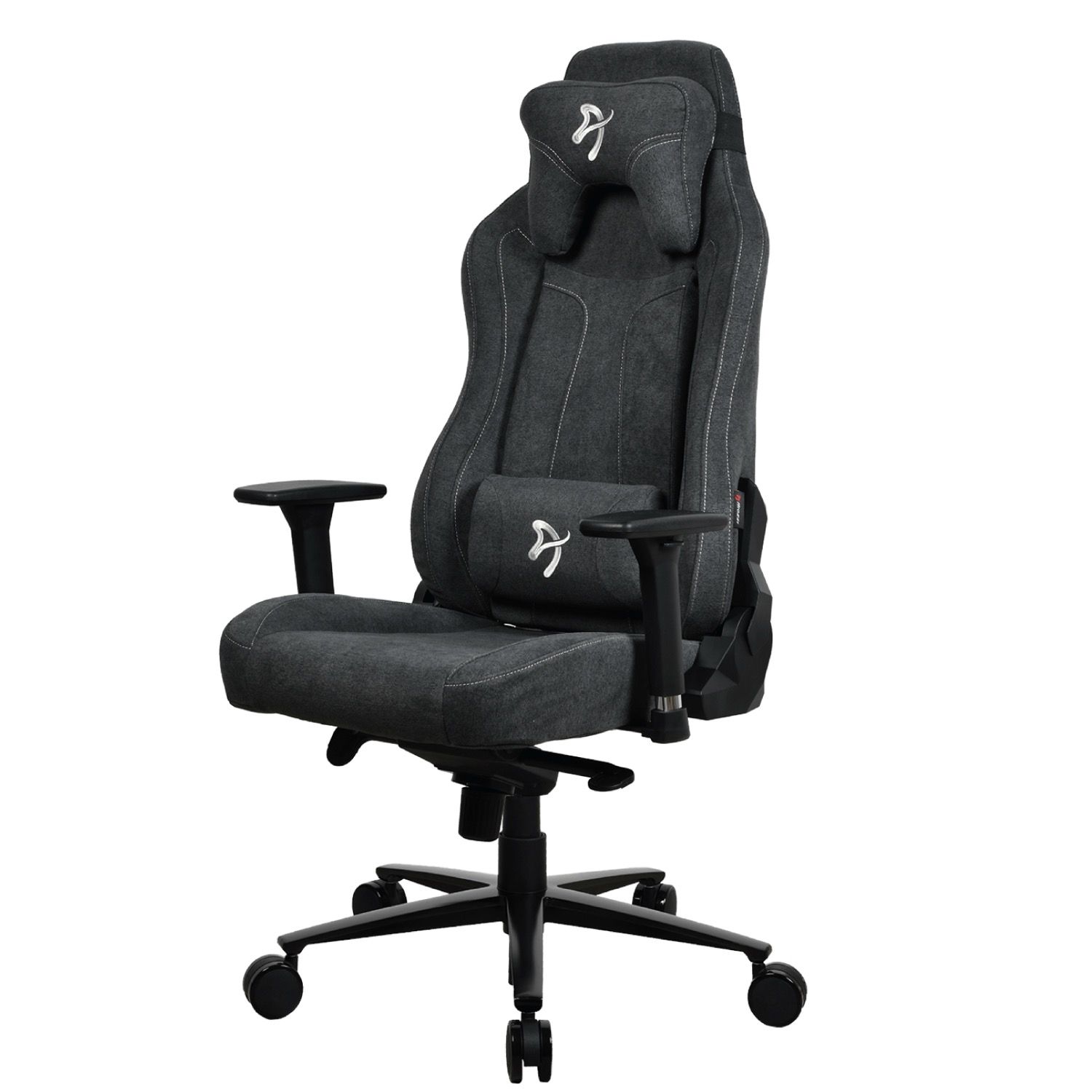 Gaming-Stuhl mit grauem Stoff und weißen Nähten. Der Stuhl ist schwarz mit Rädern.