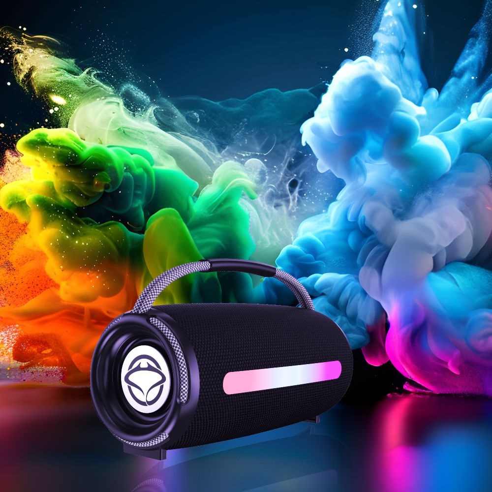 Czarny głośnik przenośny z uchwytem. Kolorowe tło dymu. Głośnik ma pasek świetlny.