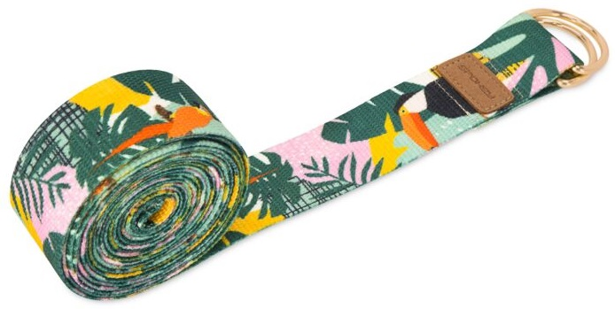 Zwinięty pasek do jogi z kolorowymi tukanami, tropikalnymi liśćmi i złotymi kółkami.