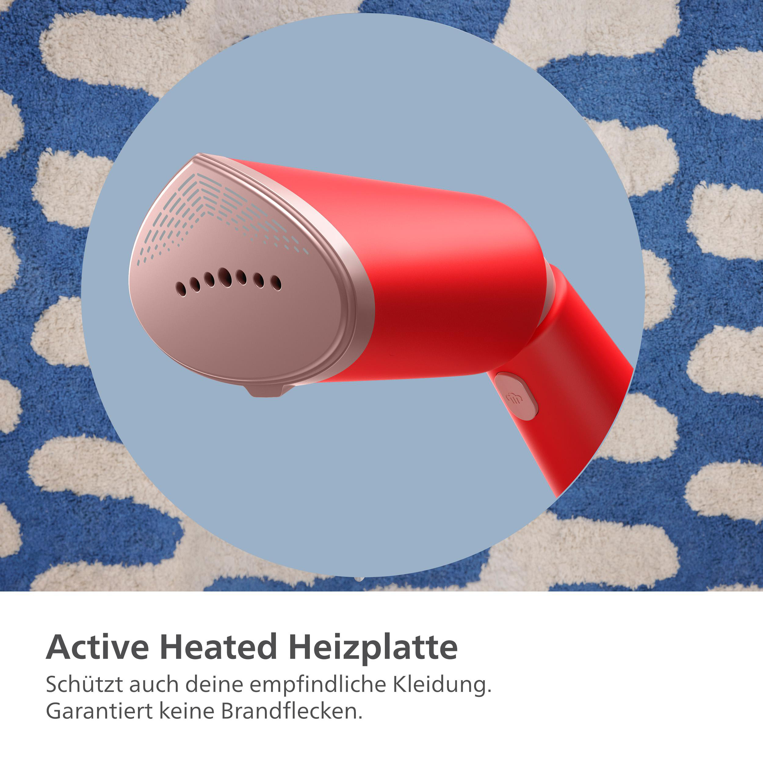 Roter und rosa Kleidungsdampfer auf blauem Hintergrund mit weiß-blauem Musterteppich.