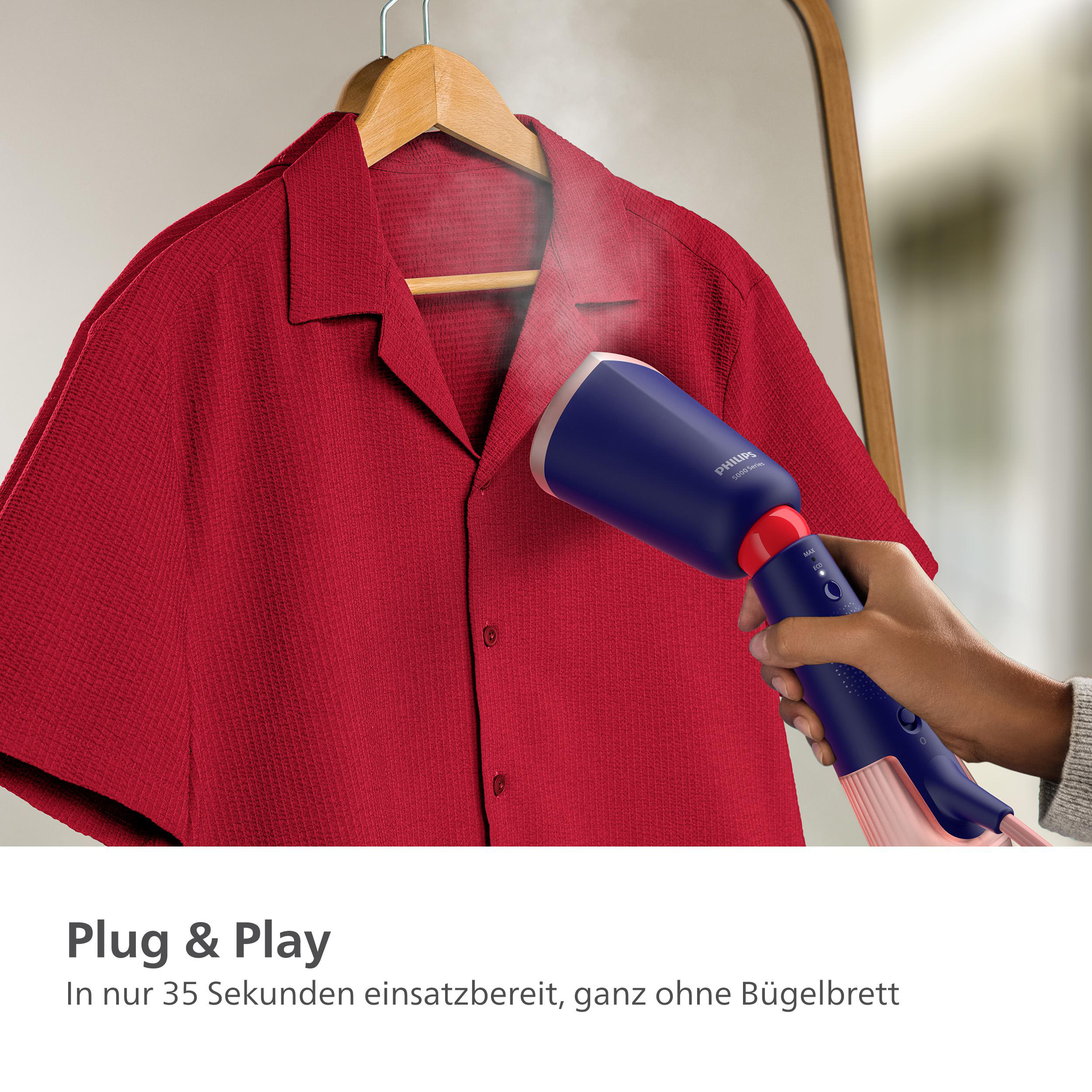 Ein rotes Hemd hängt an einem Holzbügel. Ein blau-weißer Dampfer dampft das Hemd.