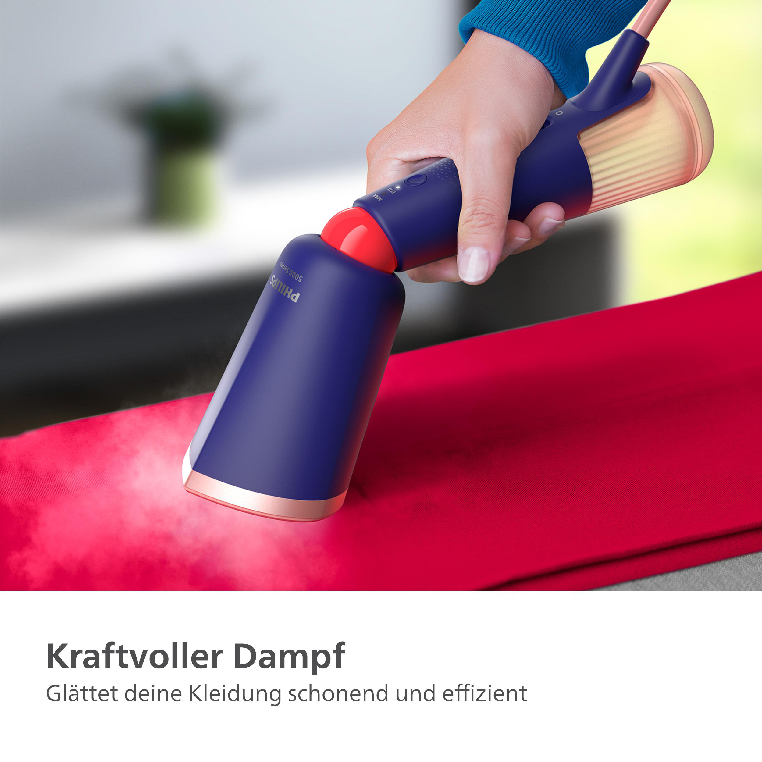 Eine Person, die roten Stoff mit einem blau-roten Bügeleisen dampft.