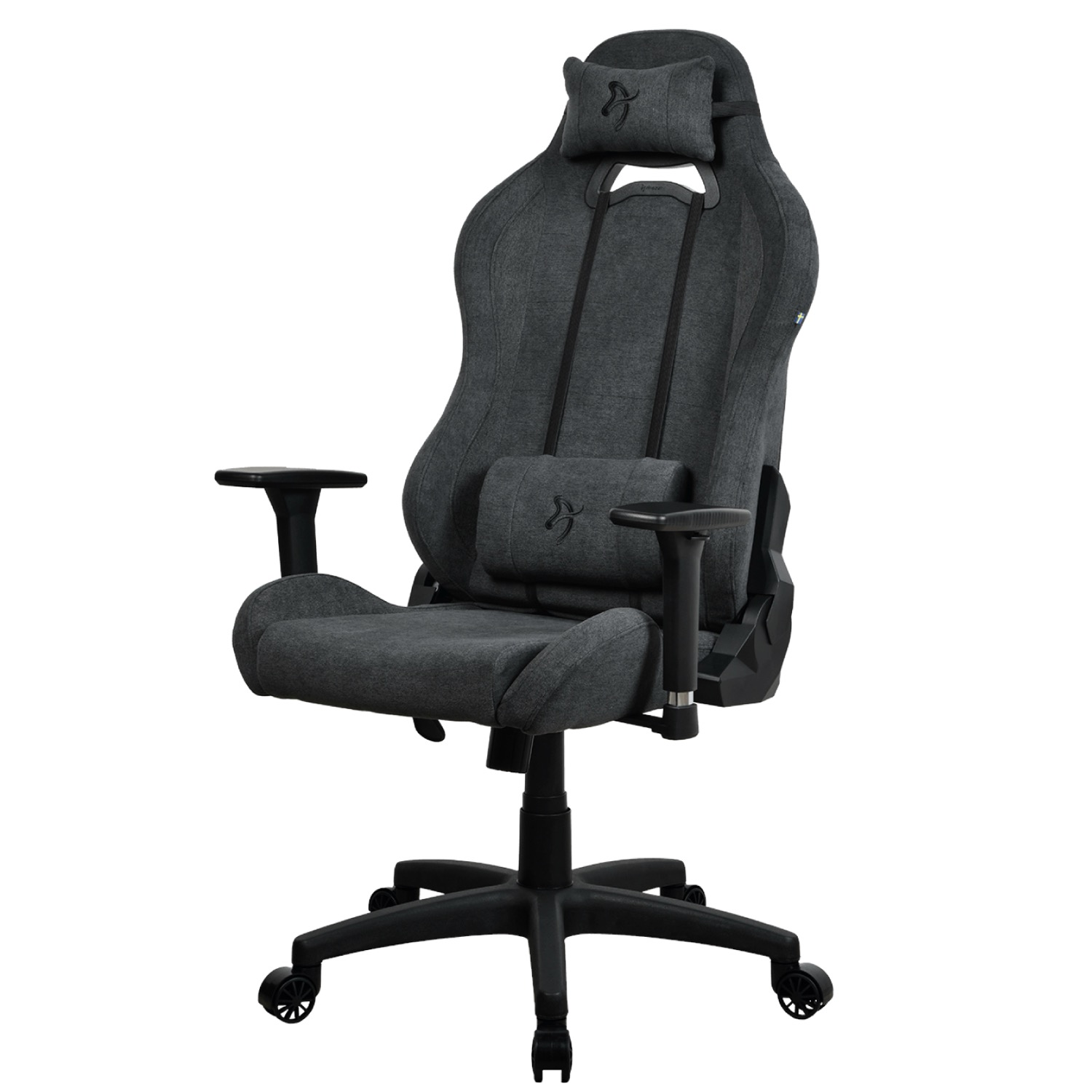 Grauer Gaming-Stuhl auf weißem Grund. Er hat eine Kopfstütze, Lendenwirbelstütze, Armlehnen und Räder.