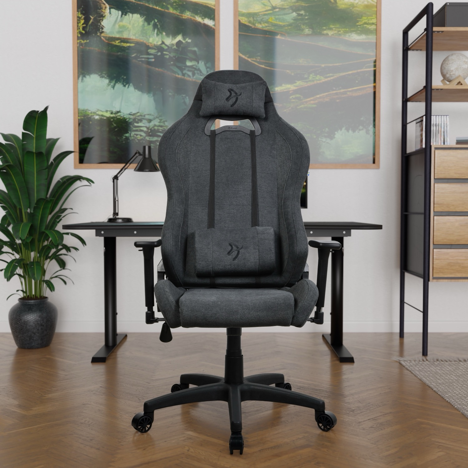Ein grauer Gaming-Stuhl in einem Raum, der zur Kamera zeigt. Dahinter ist ein Schreibtisch.