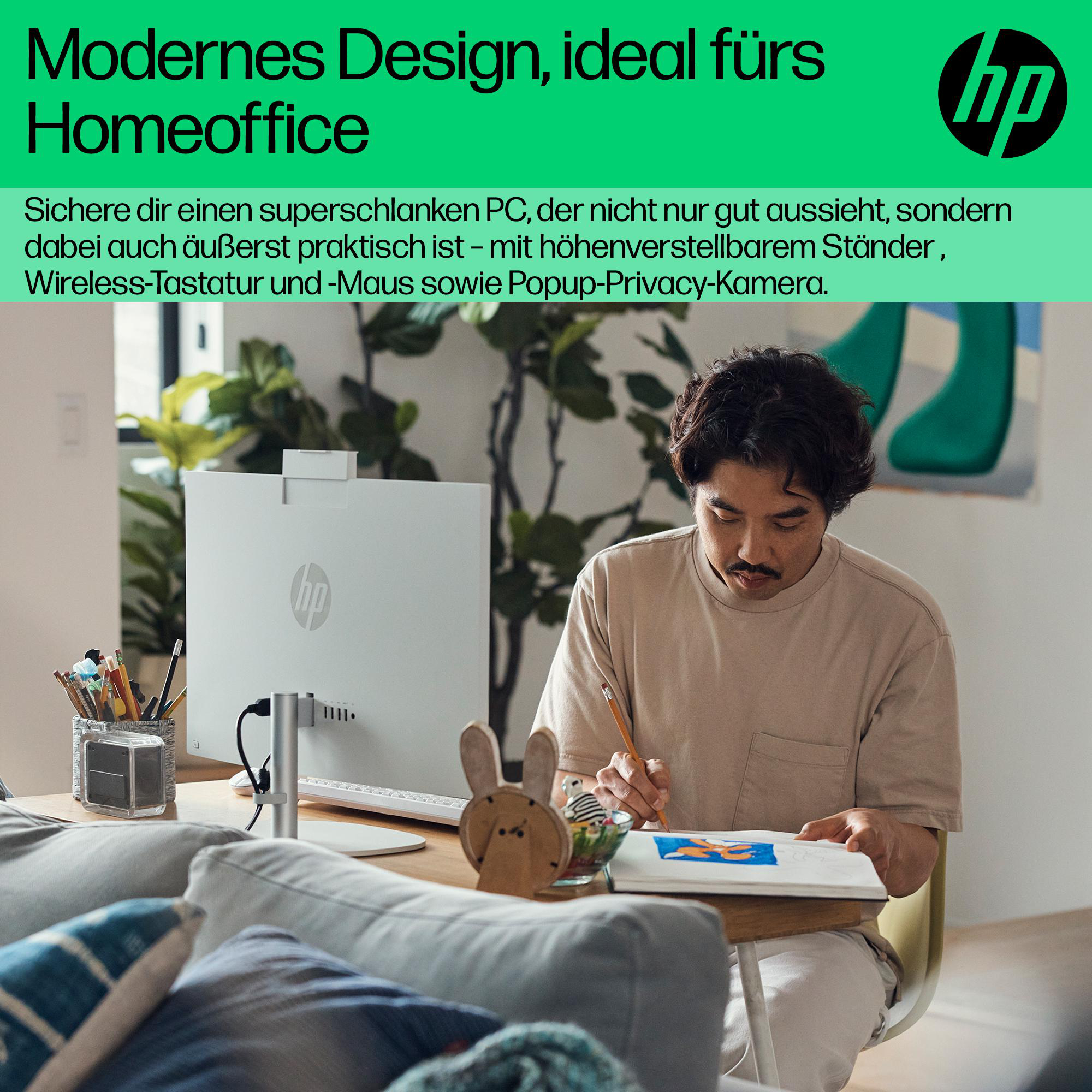 Ein Mann arbeitet in einem Homeoffice an einem weißen HP All-in-One-Computer.
