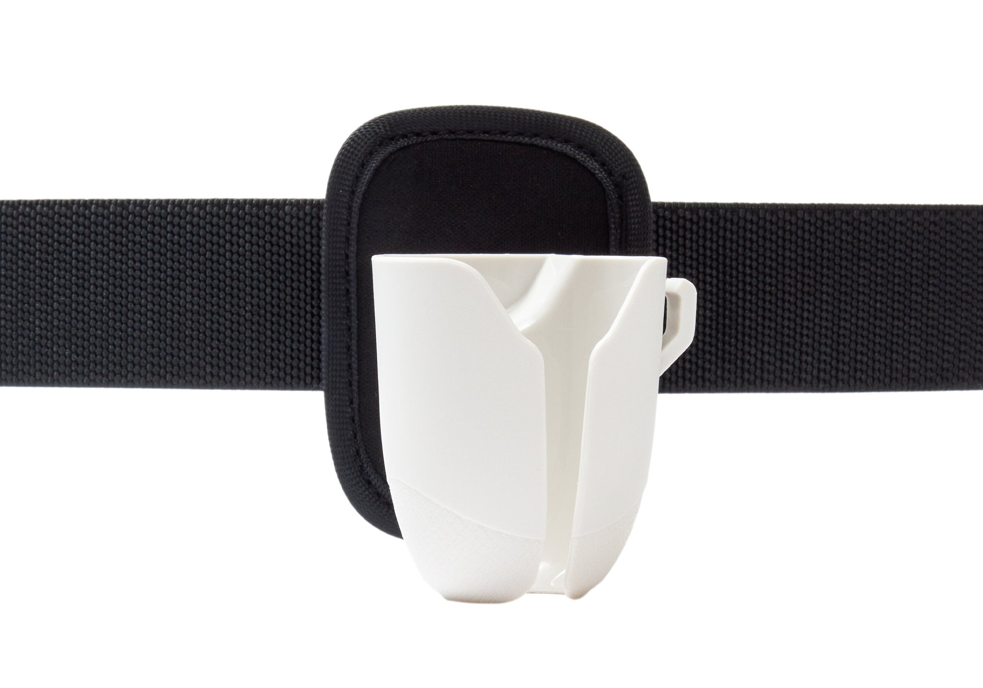 Ein weißer Becherhalter ist an einem schwarzen Gürtel befestigt. Der Halter hat ein einzigartiges Design. Der Hintergrund ist weiß.