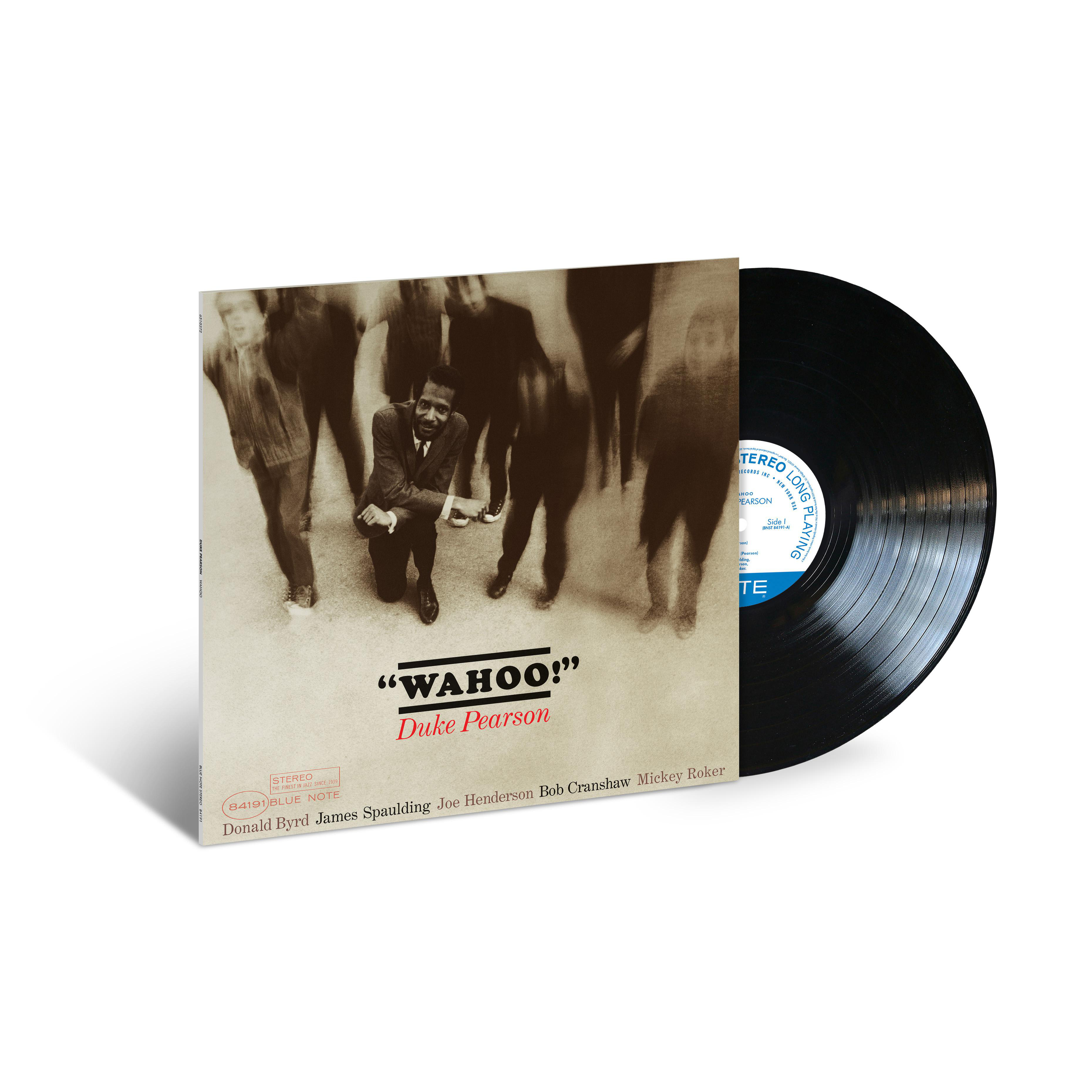 Vinylplatte mit Cover-Artwork. Duke Pearsons Album "Wahoo!", Personen im Hintergrund, weißer Hintergrund.