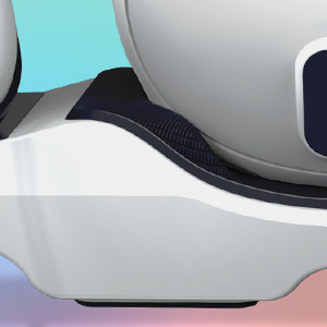 Nahaufnahme eines weißen Roboterfußes mit einem gebogenen dunkelgrauen Pad.