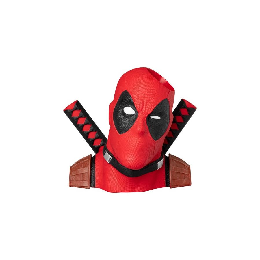 Deadpool-Maske und Teil eines Kostüms mit gekreuzten Schwertern auf weißem Hintergrund.