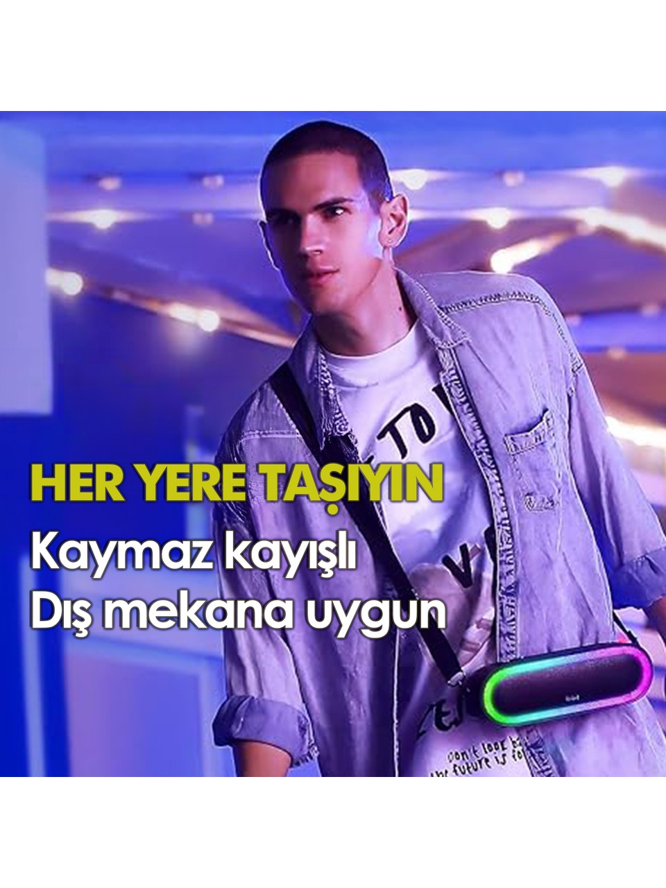 Bir adam ve hoparlör. Metin, 'Her yere taşıyın' ve 'Dış mekana uygun' diyor. Mavi ve mor ışıklar.