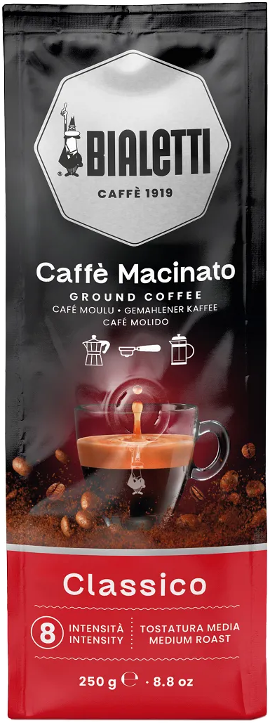 Bialetti kávés zacskó piros aljjal és egy kávéscsésze, amibe kávé ömlik.