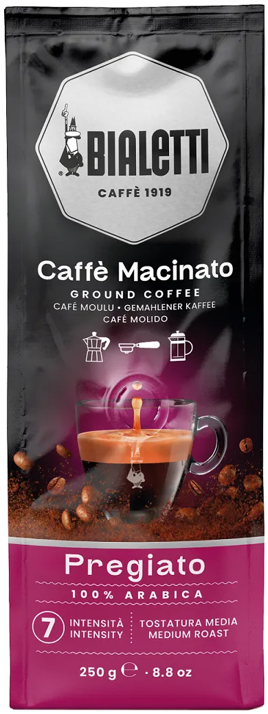 Egy kávézacskó 'Bialetti Caffe' felirattal. Kávébabokat és egy csészét mutat, amibe kávé ömlik.