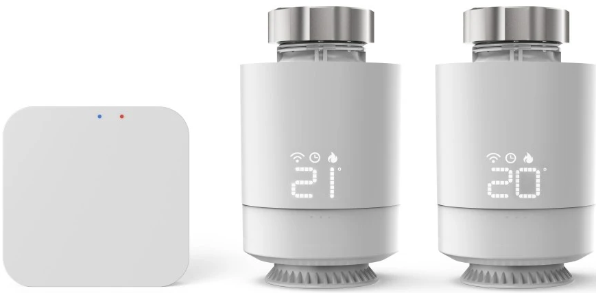 Zwei weiße intelligente Thermostatventile mit Display und einer kleinen Steuereinheit.