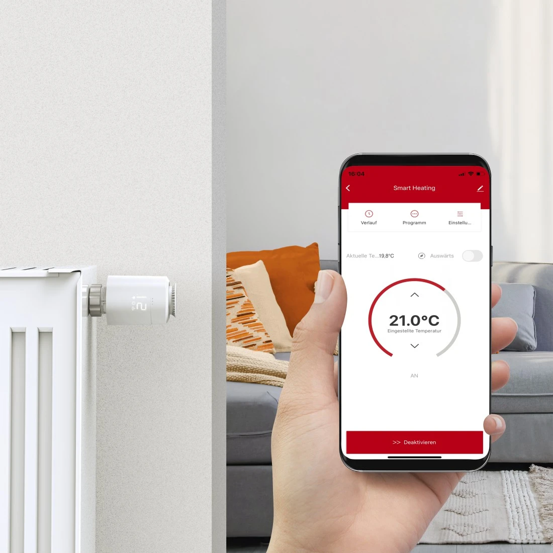 Eine Hand, die ein Telefon hält, das eine Smart-Heating-App-Oberfläche zeigt. Ein Heizkörper ist links.