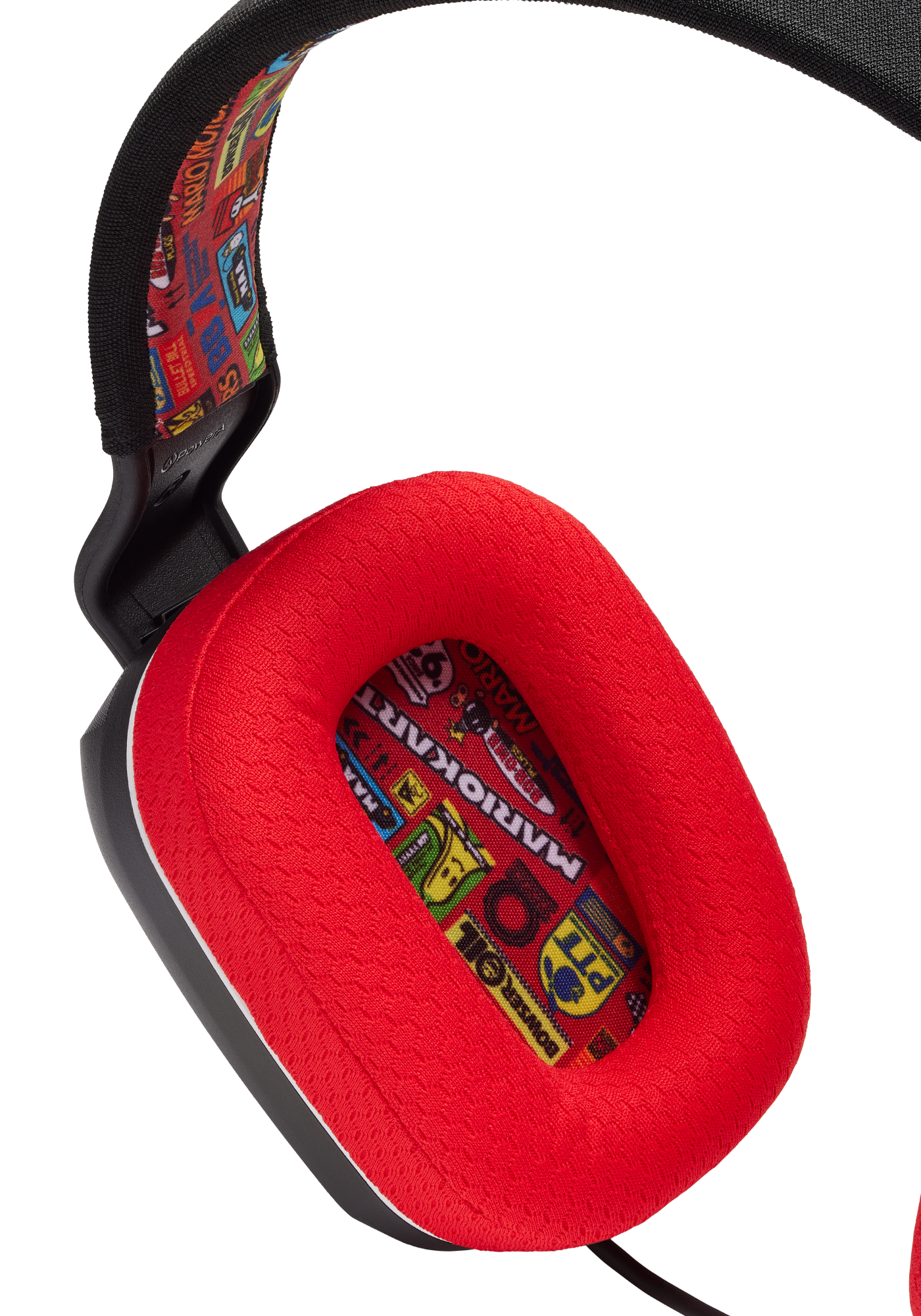 Nahaufnahme eines roten und schwarzen Gaming-Headsets mit Mario Kart Design auf den Ohrmuscheln.