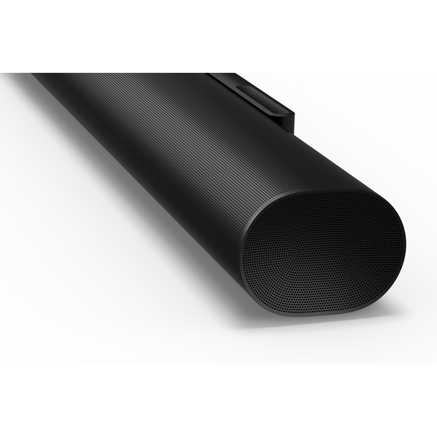 Zwarte soundbar met afgeronde voorkant en een witte achtergrond.