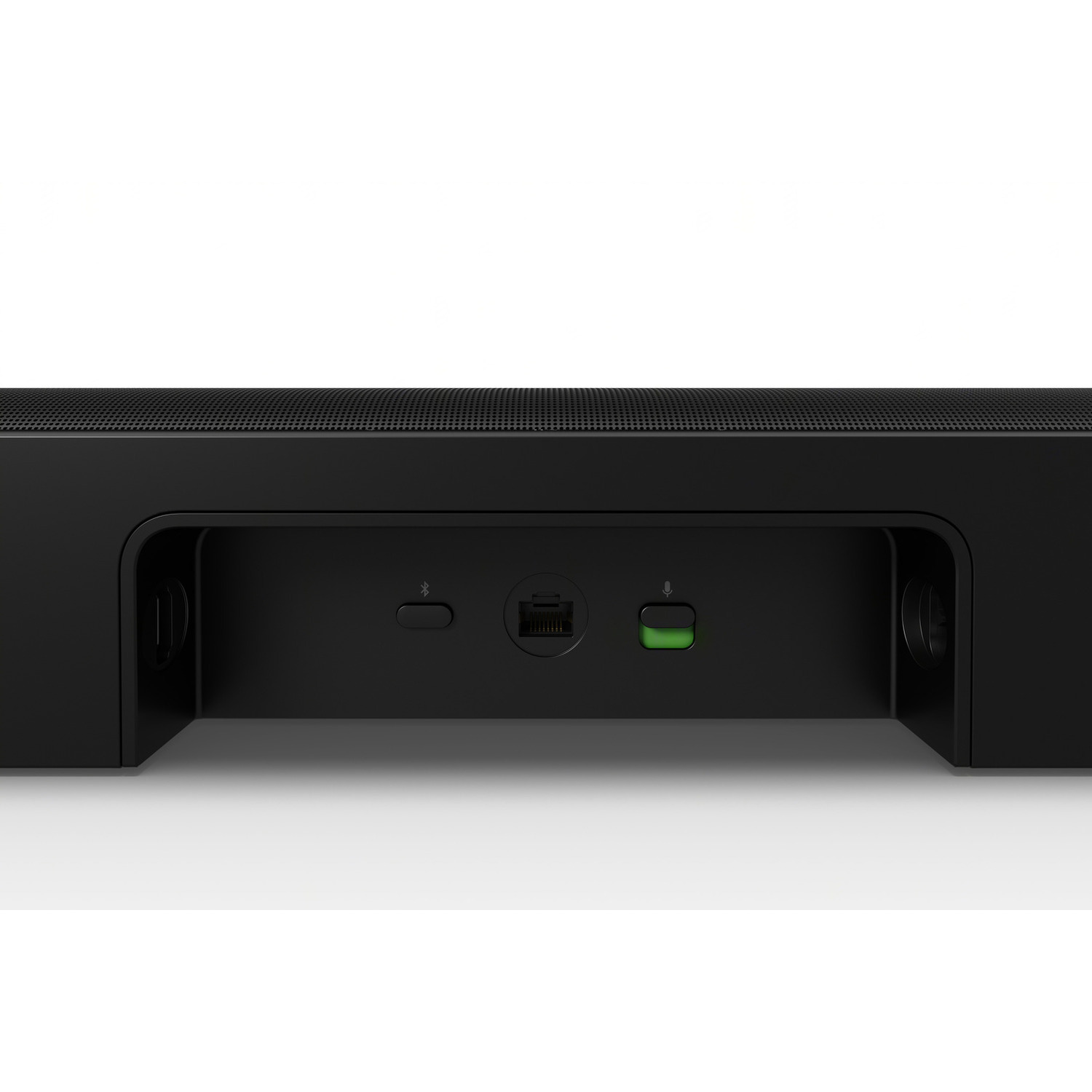 Zwarte soundbar met poorten en knoppen aan de achterkant, close-up.