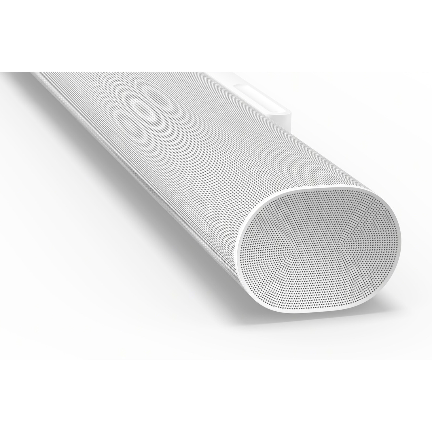 Een witte soundbar-luidspreker op een wit oppervlak, onder een hoek om de voorkant te laten zien.