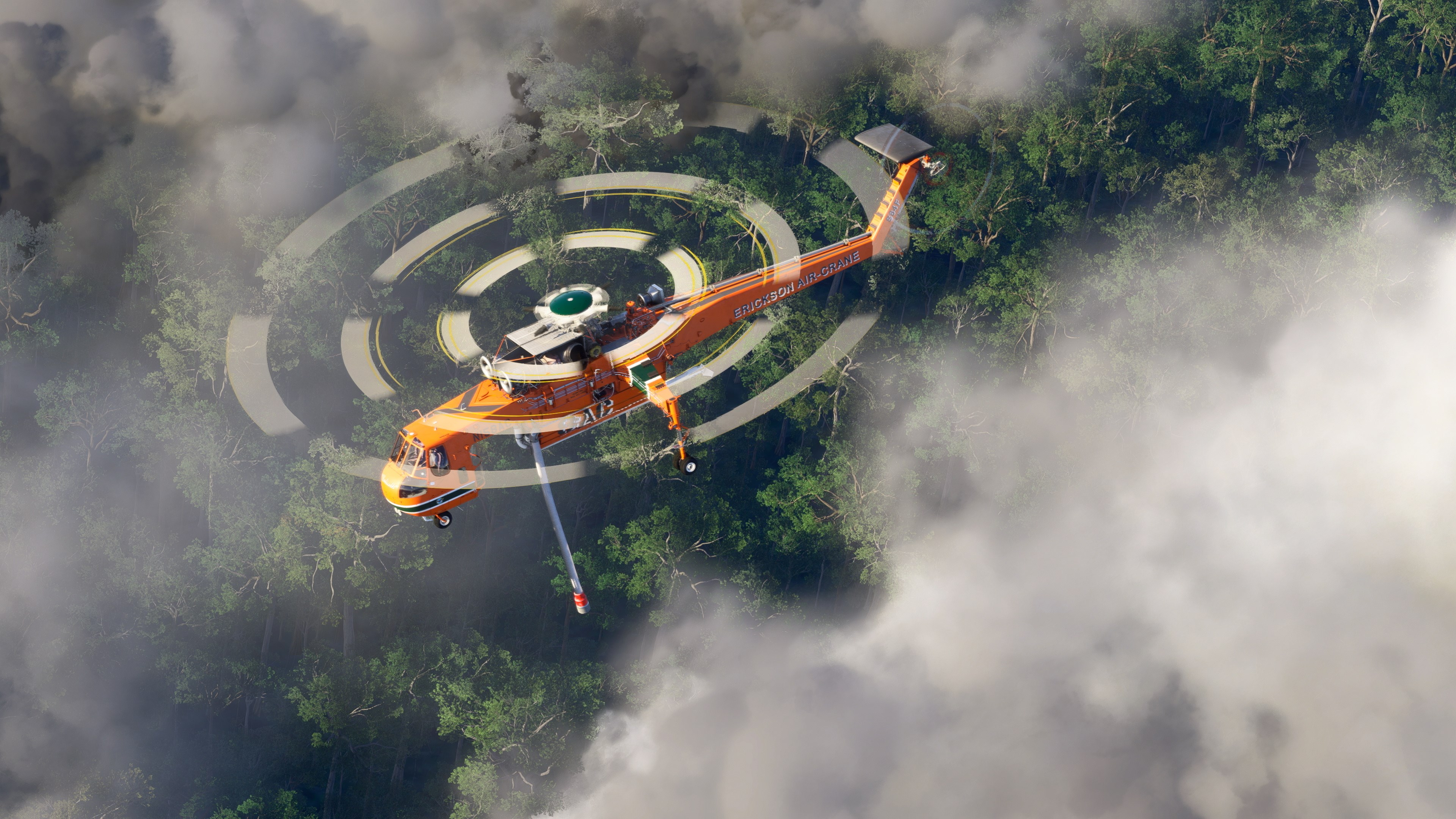 Ein orangefarbener Hubschrauber fliegt über einen Wald mit Rauch. Bäume sind sichtbar, mit einem Halo.