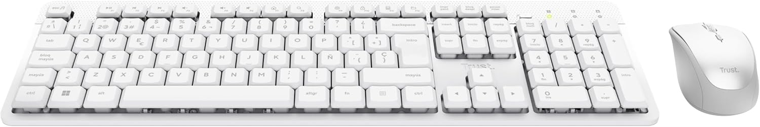 Un conjunto de teclado y ratón blancos. El teclado tiene muchas teclas, el ratón es pequeño y ergonómico.