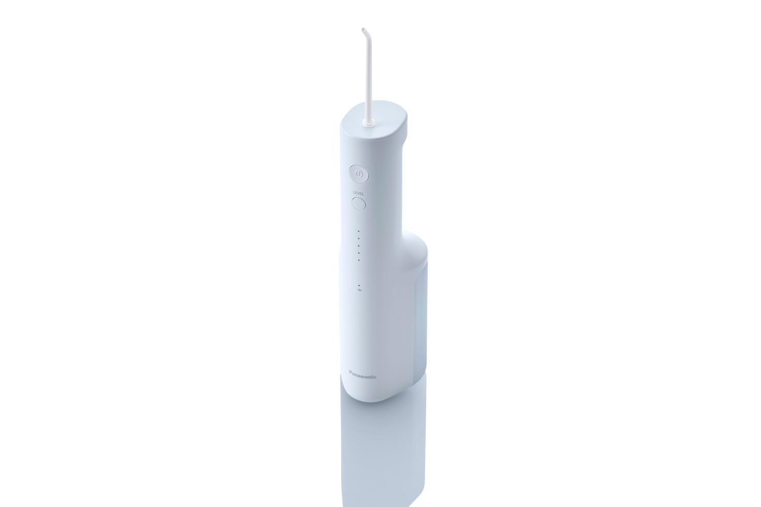 Irrigador dental inalámbrico blanco. Un fondo blanco.