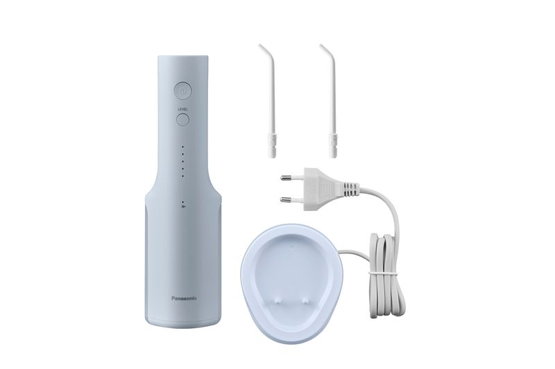 Irrigador oral blanco con dos boquillas, una base de carga y un cable de alimentación. Aislado sobre fondo blanco.