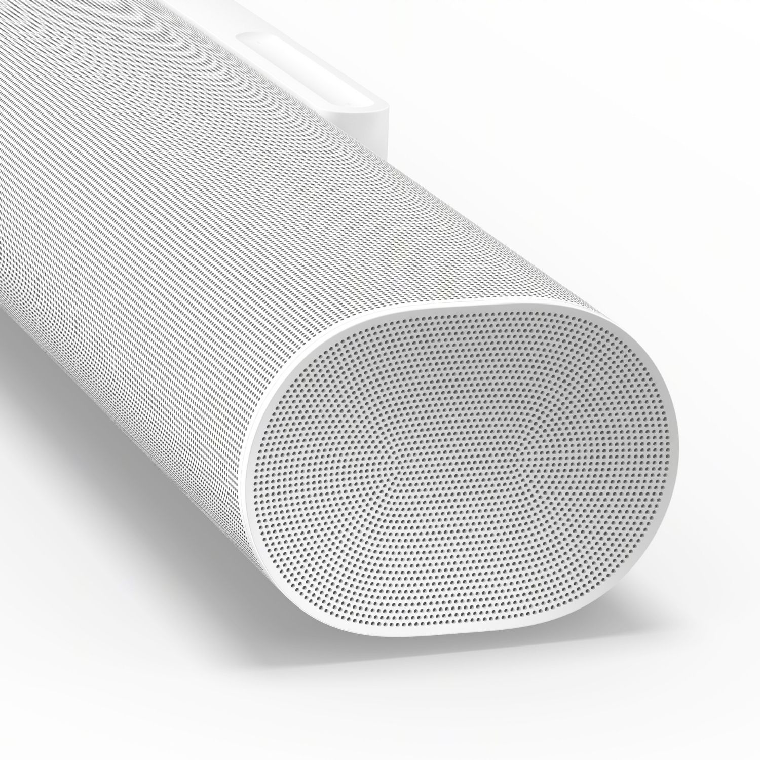 Altavoz blanco de forma ovalada con una parte frontal de malla y una pequeña sección superior blanca.