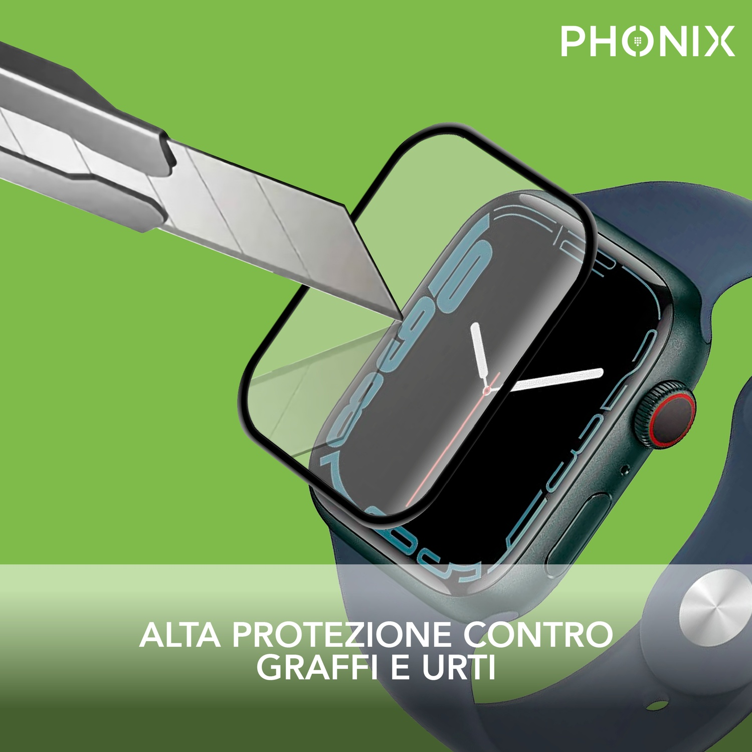 Un Apple Watch con una protezione per lo schermo tagliata con un coltello. Sfondo verde.