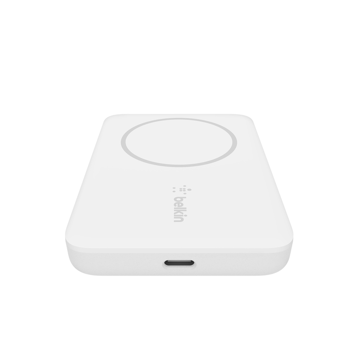Una base de carga blanca con una hendidura circular. Logotipo Belkin abajo a la derecha.
