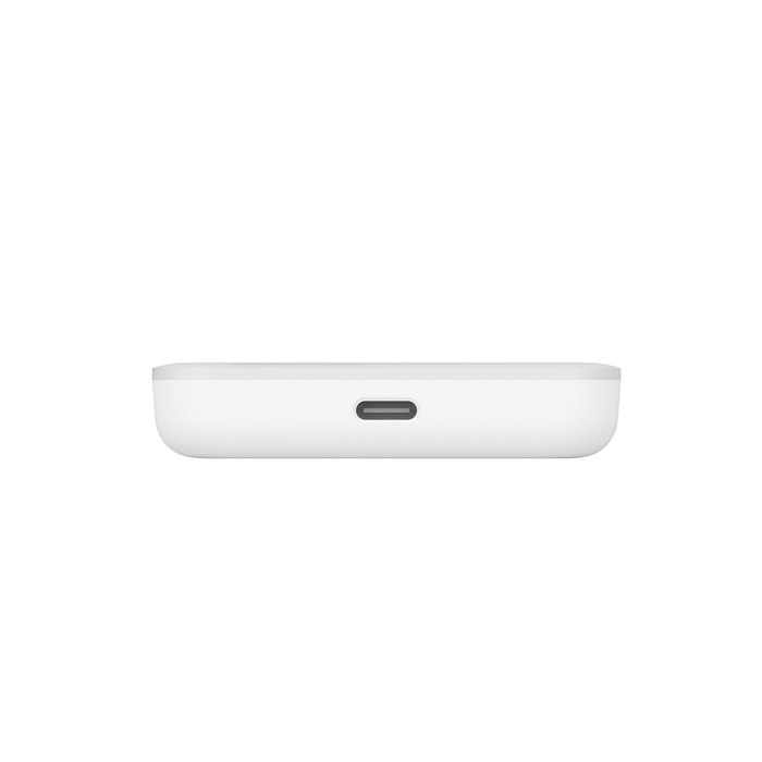 Pequeño dispositivo blanco visto desde abajo. Tiene un puerto USB-C en el centro.