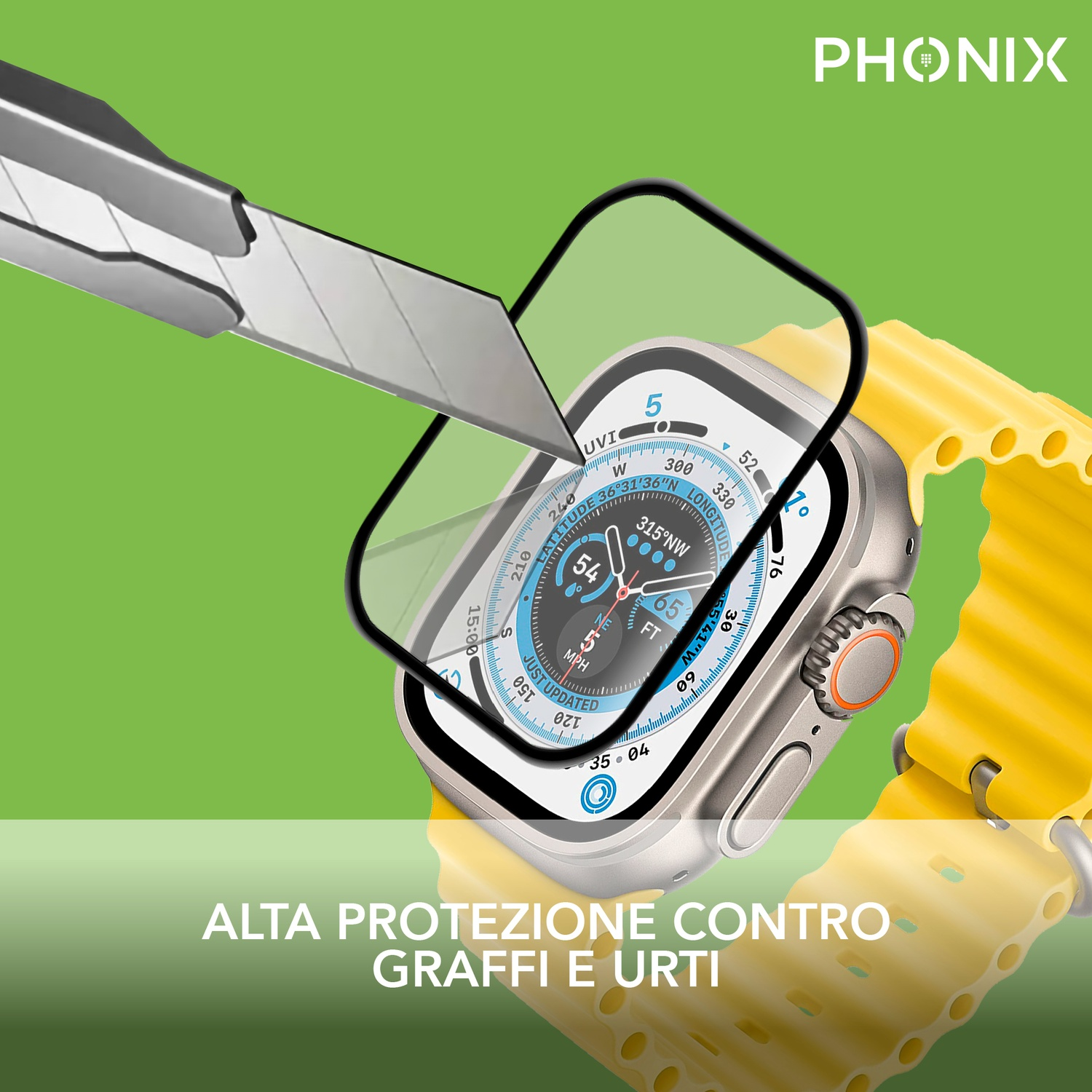 Uno smartwatch con un proteggi schermo applicato, su uno sfondo verde.