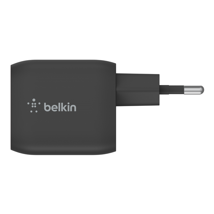 Cargador Belkin negro con enchufe. Fondo blanco.