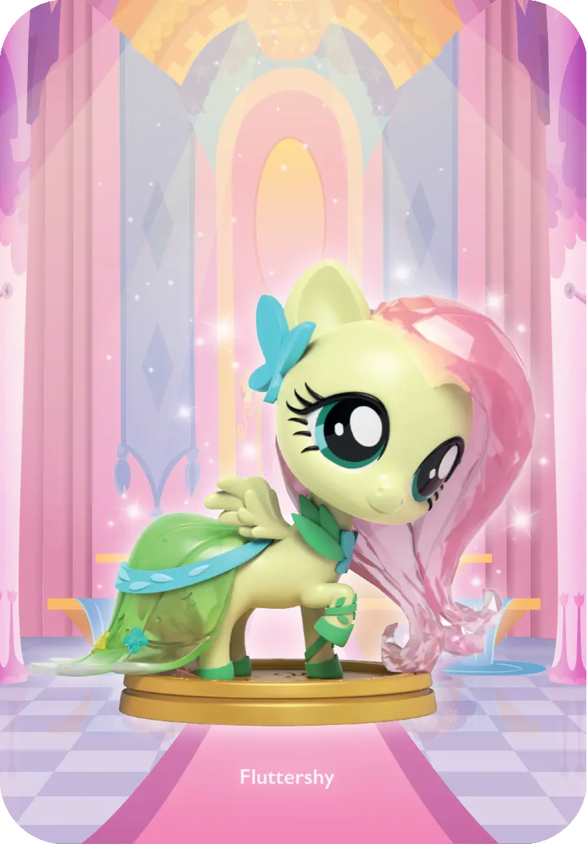 Fluttershy, eine My Little Pony-Figur, steht auf einer goldenen Basis in einer bunten Umgebung.