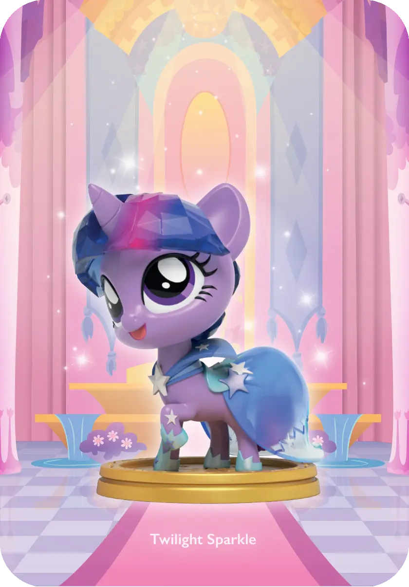 Eine My Little Pony Twilight Sparkle Figur. Sie ist lila mit einem blauen Umhang. Sie steht auf einem goldenen Ständer mit rosa Hintergrund.