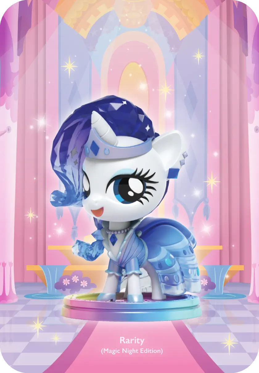 Eine My Little Pony-Figur, Rarity, in einem blau-silbernen Outfit, auf einem Sockel.