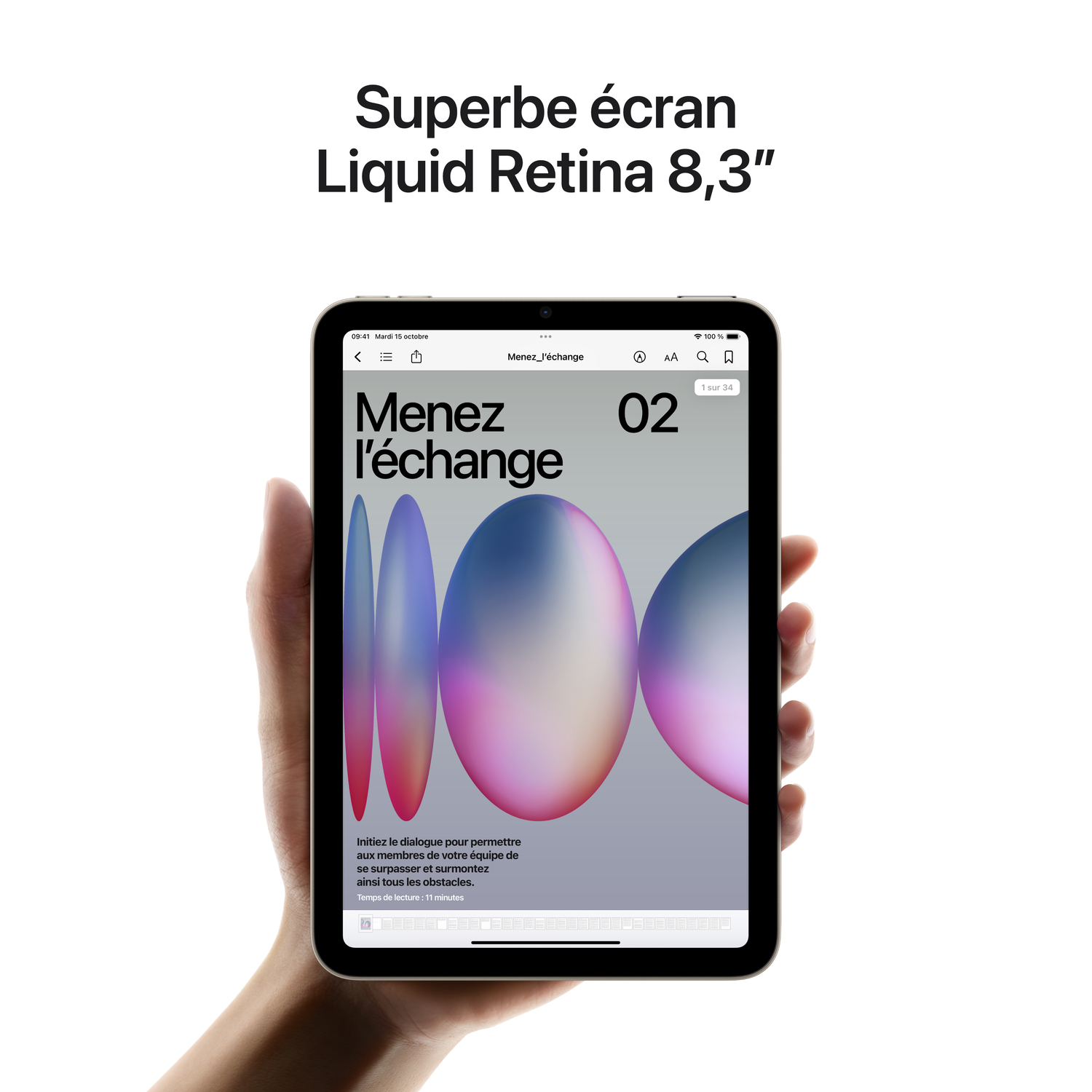 Une main tenant une tablette affichant une page de magazine colorée. Fond blanc.