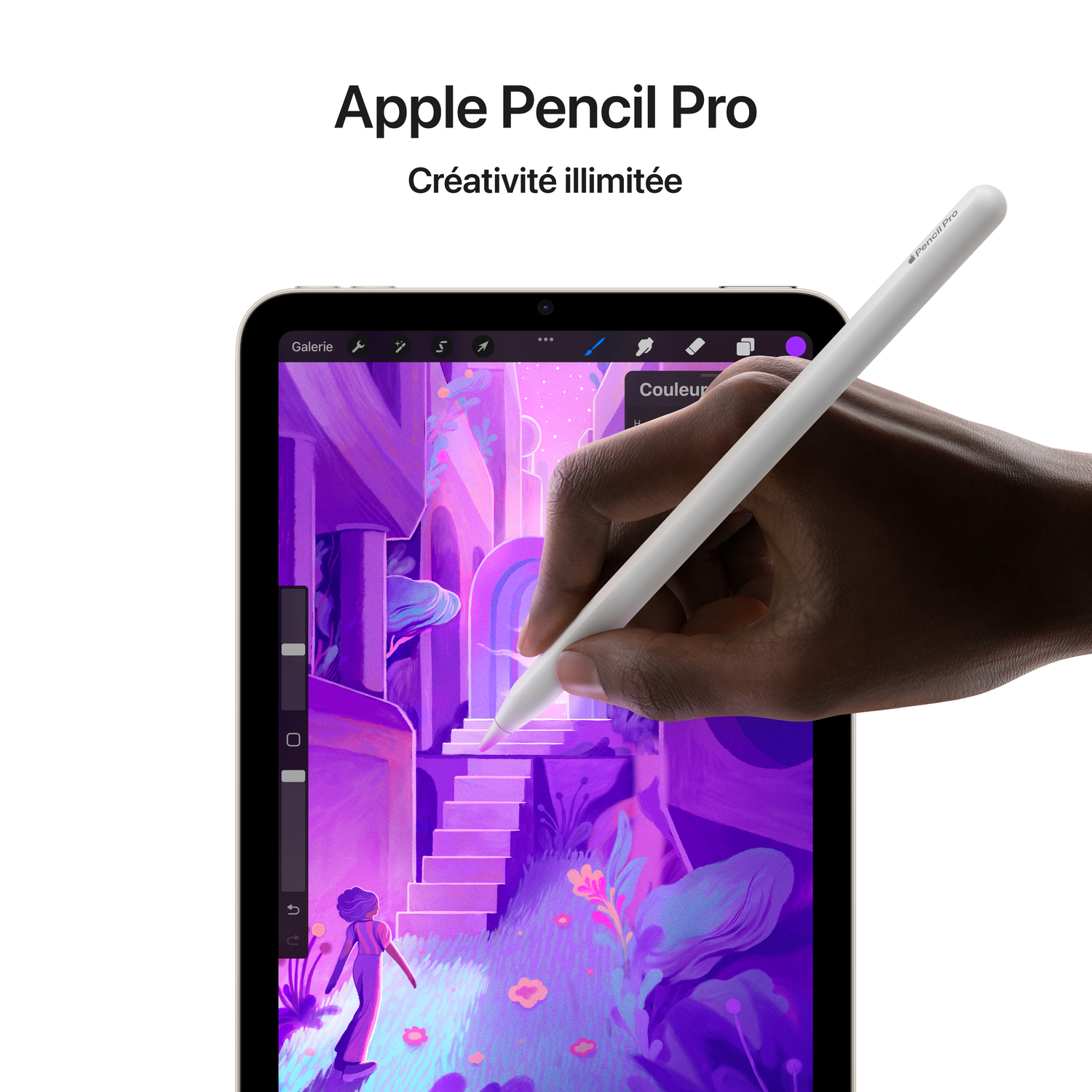 Un Apple Pencil Pro avec une tablette blanche. Une main dessine sur l'écran. Fond blanc.