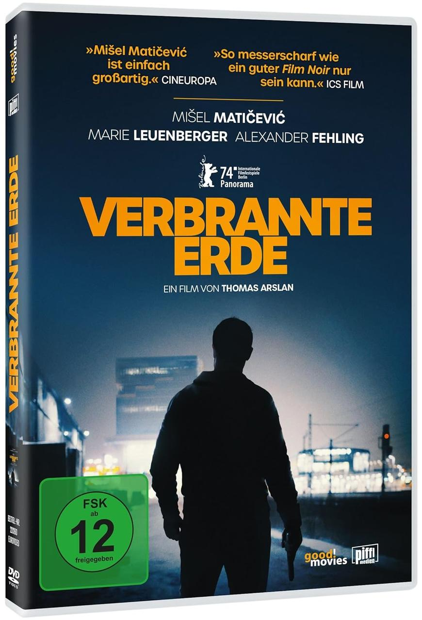 DVD-Hülle für 'Verbrannte Erde', ein Film. Zeigt eine Silhouette eines Mannes vor einer Stadt bei Nacht.