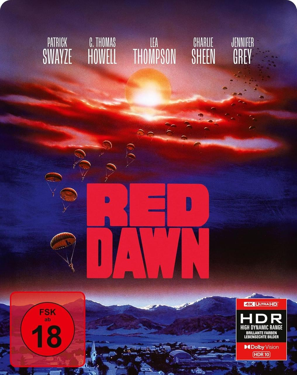 DVD-Cover für den Film Red Dawn. Es zeigt einen Sonnenuntergang und Fallschirme. Namen der Schauspieler.