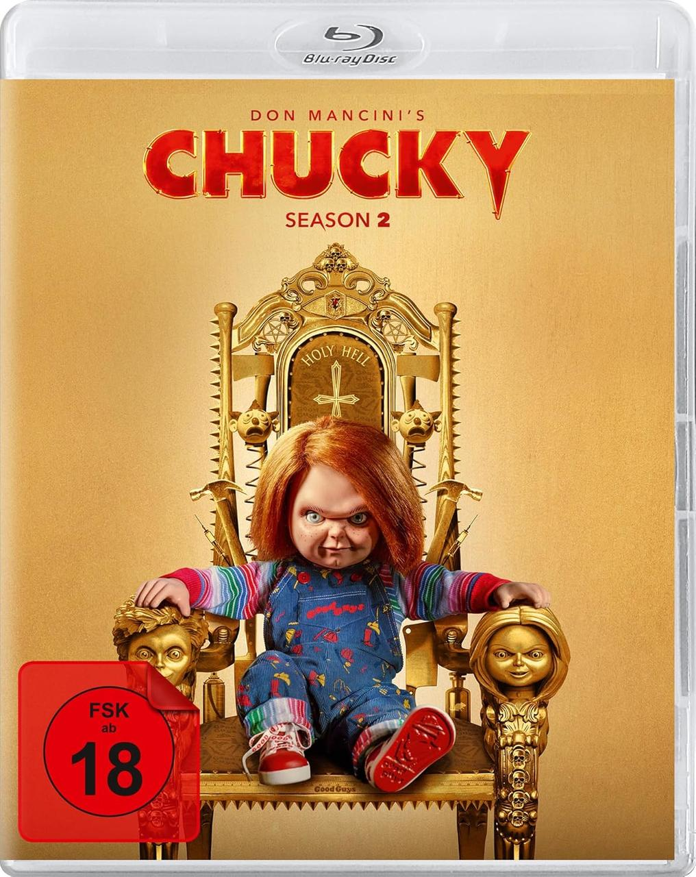 Chucky-Puppe auf einem Thron, rotes Haar, blaue Latzhose und goldener Hintergrund. Es ist eine Blu-Ray.