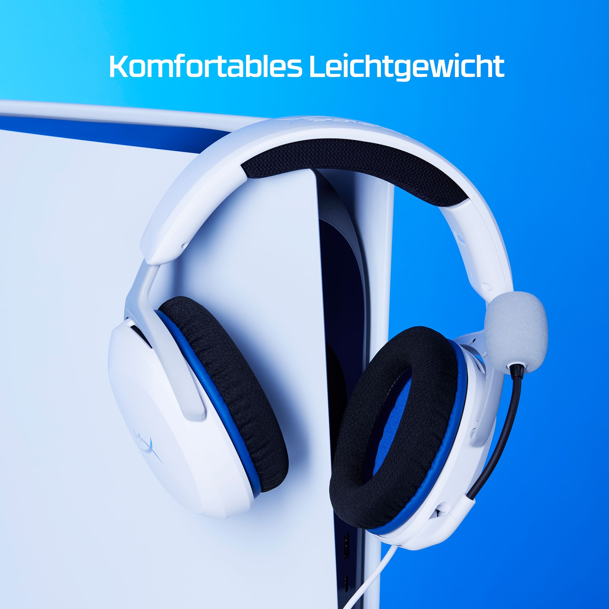 Weiß-blaue Kopfhörer. Headset hängt vor einem weiß-blauen Farbverlaufshintergrund.