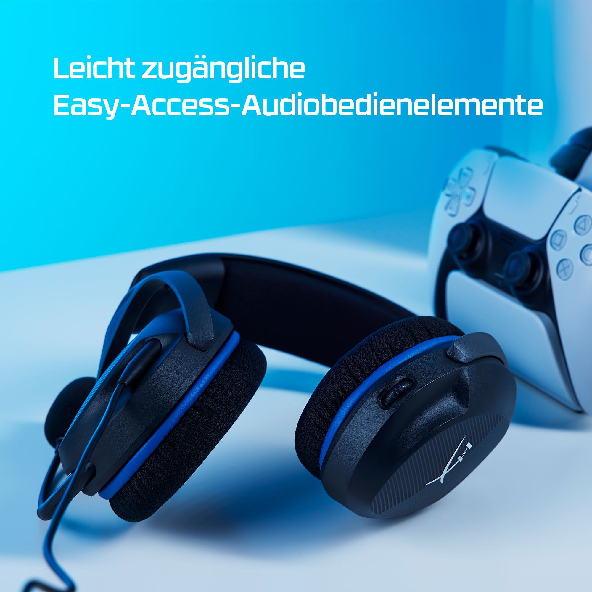 Schwarzes und blaues Gaming-Headset und ein weißer PlayStation-Controller auf blauer Oberfläche.