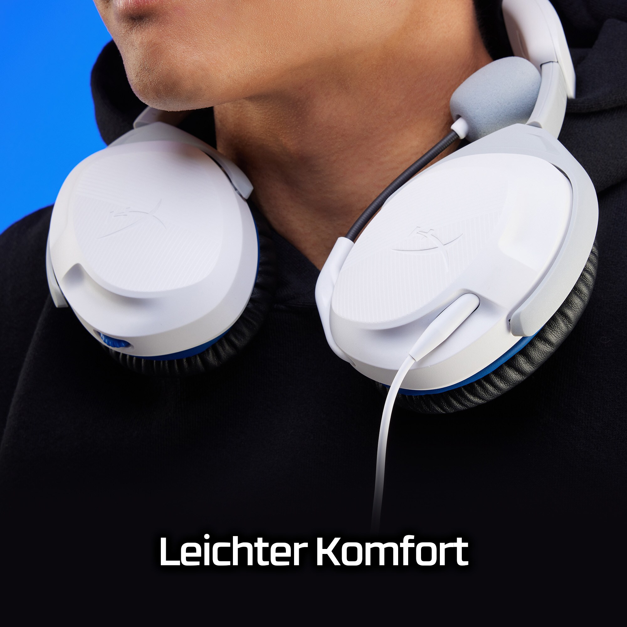 Person mit weißen Kopfhörern, schwarzem Kapuzenpullover und Text "Leichter Komfort" auf blauem Hintergrund.