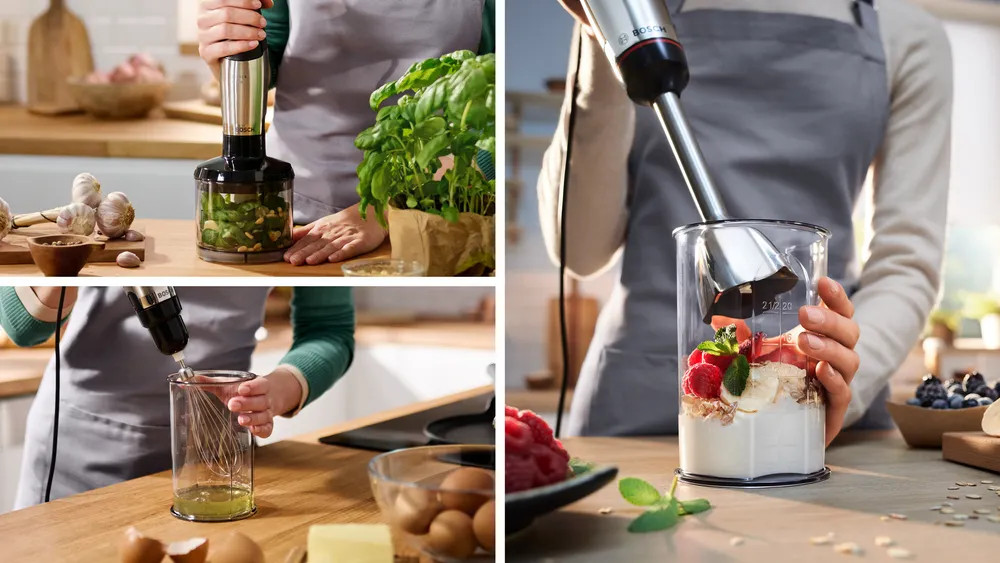 Kolaż zdjęć pokazujących przygotowywanie jedzenia za pomocą blendera ręcznego. Składniki to bazylia, jajka, jagody i jogurt.