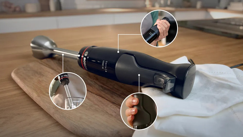 Czarny blender ręczny z przystawkami, na drewnianej desce. Zbliżenia pokazują szczegóły uchwytu.