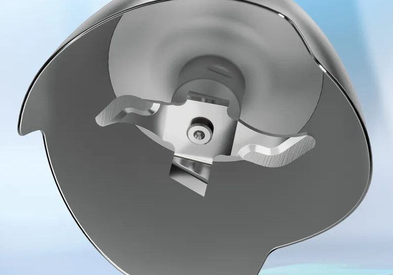 Zbliżenie na ostrza blendera ręcznego. Stal nierdzewna, w srebrnej obudowie.