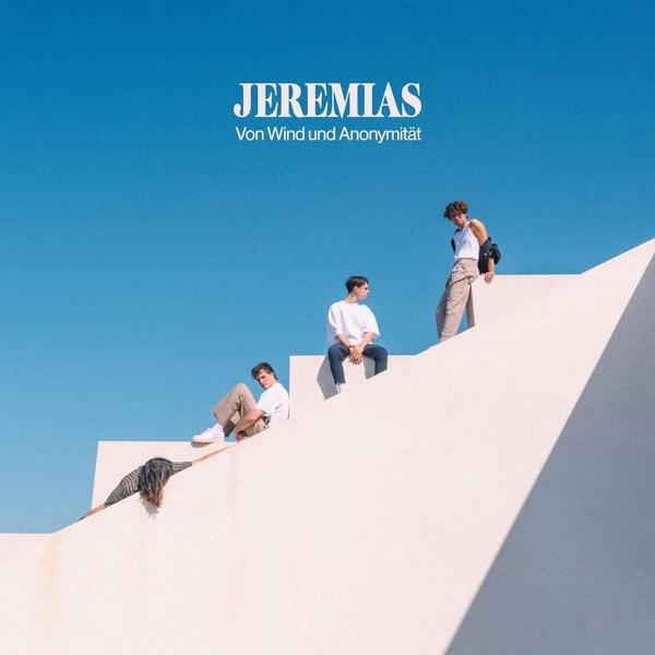 Albumcover von JEREMIAS. Vier Männer auf einer weißen Struktur. Blauer Himmel im Hintergrund.