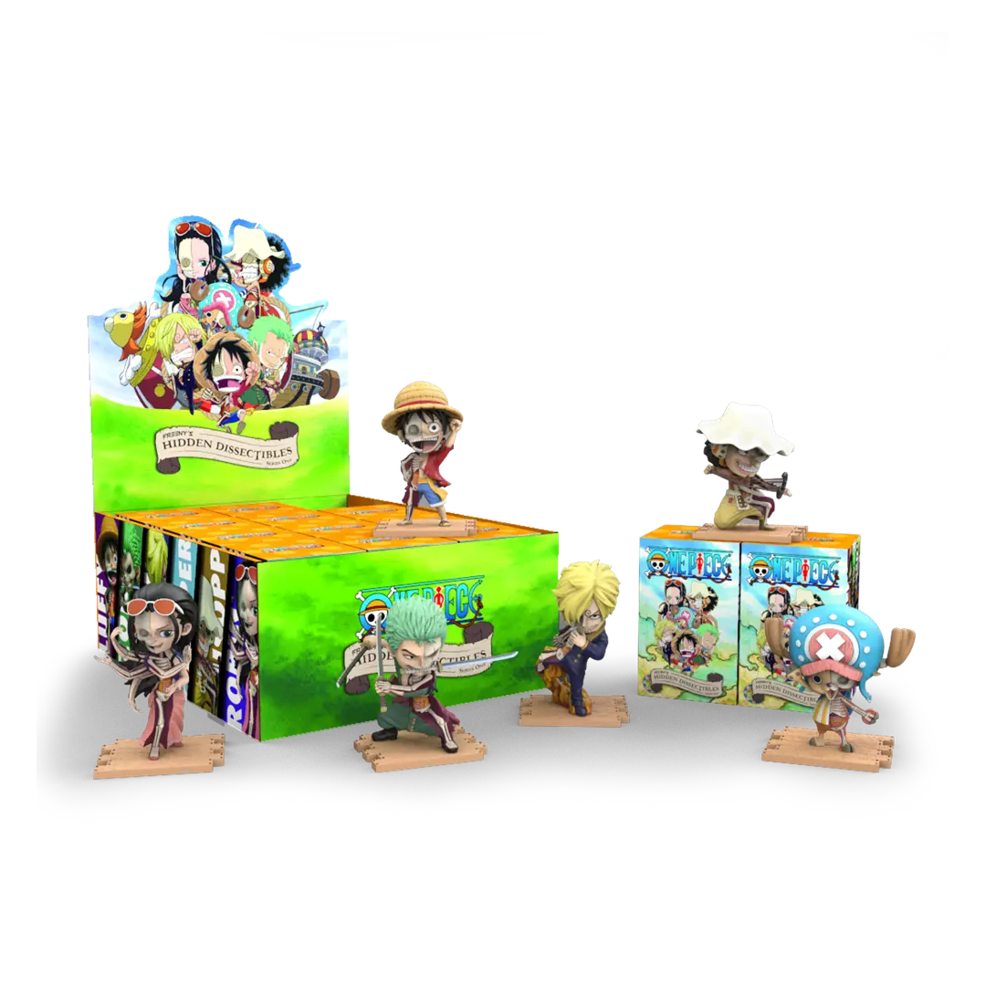 Eine Präsentation von One Piece Hidden Dissectibles Figuren in Boxen und auf Holzständern.