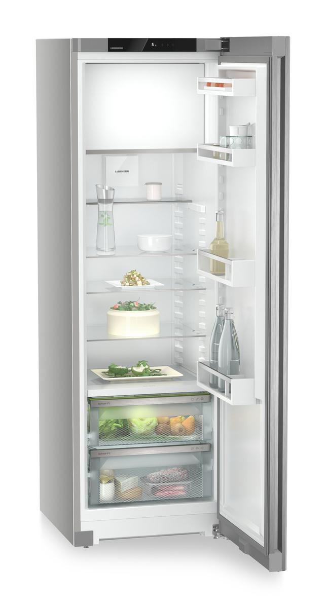 Ein Kühlschrank mit geöffneter Tür, der Regale mit Lebensmitteln und Getränken im Inneren zeigt.