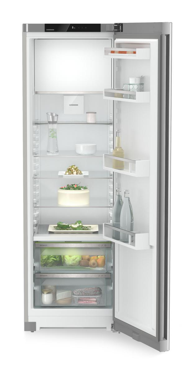 Ein geöffneter Kühlschrank mit Lebensmitteln und Regalen. Weißer Innenraum mit transparenten Regalen.